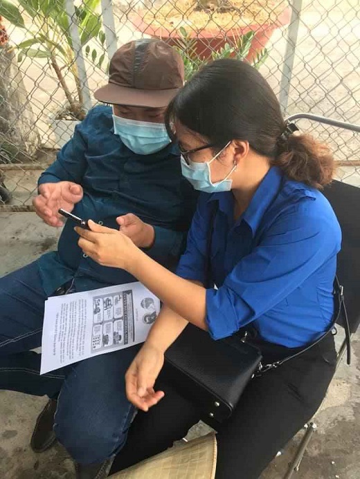 chị Nguyễn Thị Kim Cương bí thư đoàn xã hướng dẫn người dân khai báo y tế.jpg