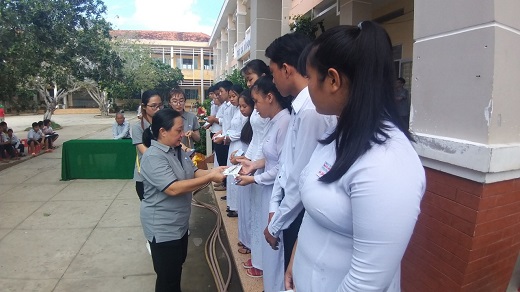 các em học sinh THPT nguyễn Thị Một nhận học bổng fujinet.jpg