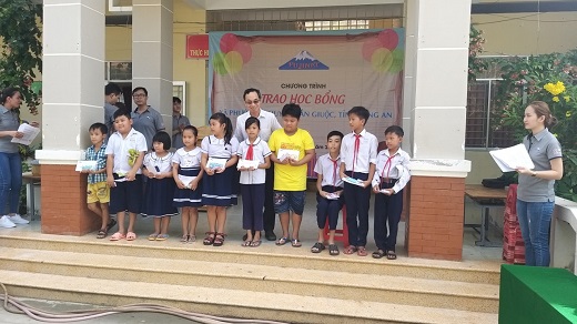 các em trường tiểu học trần chí nam nhận học bổng fujinet.jpg