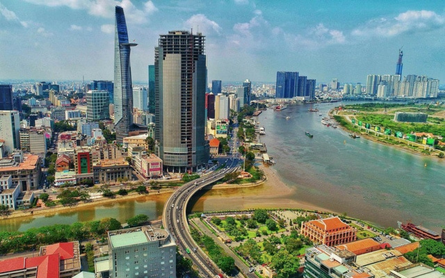 Một góc TP.HCM với dòng sông Sài Gòn và các tòa nhà cao tầng