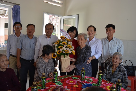 Sở Lao động – Thương binh và Xã hội thăm tặng quà, chúc thọ người cao tuổi.jpg