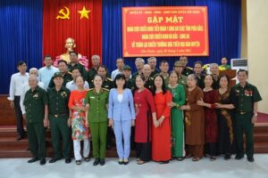 29-4 QUANG CANH LANH DAO HUYEN CAN GIUOC CHUP HINH CUNG VOI CCB HA BAC LONG AN (1).jpg